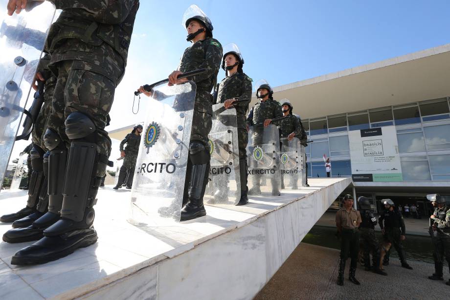 Militares são convocados para reforçar a segurança no Palácio do Planalto após protestos em Brasília (DF) - 24/05/2017