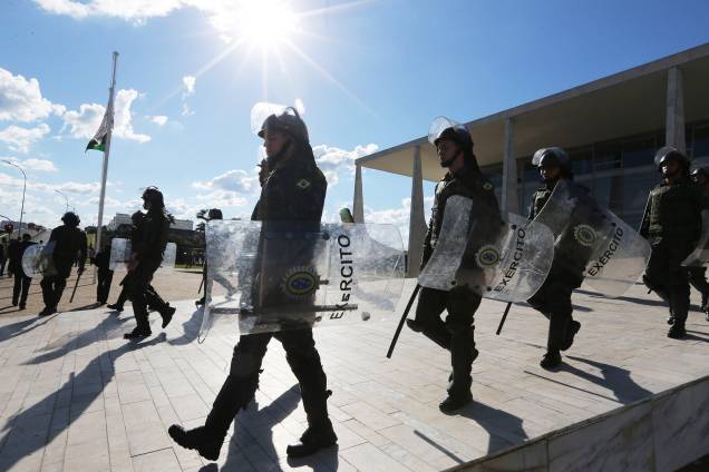 Militares são convocados para reforçar a segurança no Palácio do Planalto após protestos em Brasília (DF) - 24/05/2017 Militares são convocados para reforçar a segurança no Palácio do Planalto após protestos em Brasília (DF) - 24/05/2017