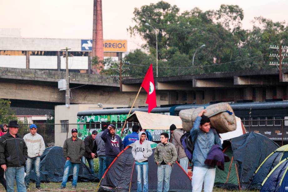 Integrantes do MST chegam em Curitiba em demonstração de apoio ao ex-presidente Lula que tem depoimento previsto ao juiz Sergio Moro na Justiça Federal - 09/05/2017 Integrantes do MST chegam em Curitiba em demonstração de apoio ao ex-presidente Lula que tem depoimento previsto ao juiz Sergio Moro na Justiça Federal - 09/05/2017