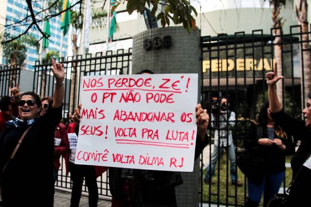 Militantes do PT fazem manifestação de apoio após saída de José Dirceu da Justiça Federal em Curitiba - 03/05/2017 Militantes do PT fazem manifestação de apoio após saída de José Dirceu da Justiça Federal em Curitiba - 03/05/2017