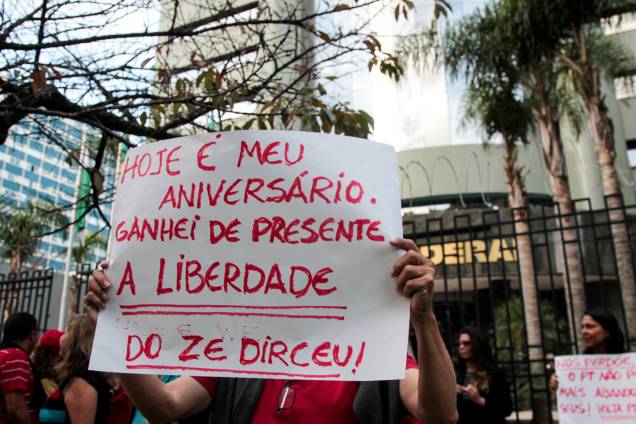 Militantes do PT fazem manifestação de apoio após saída de José Dirceu da Justiça Federal em Curitiba - 03/05/2017 Militantes do PT fazem manifestação de apoio após saída de José Dirceu da Justiça Federal em Curitiba - 03/05/2017