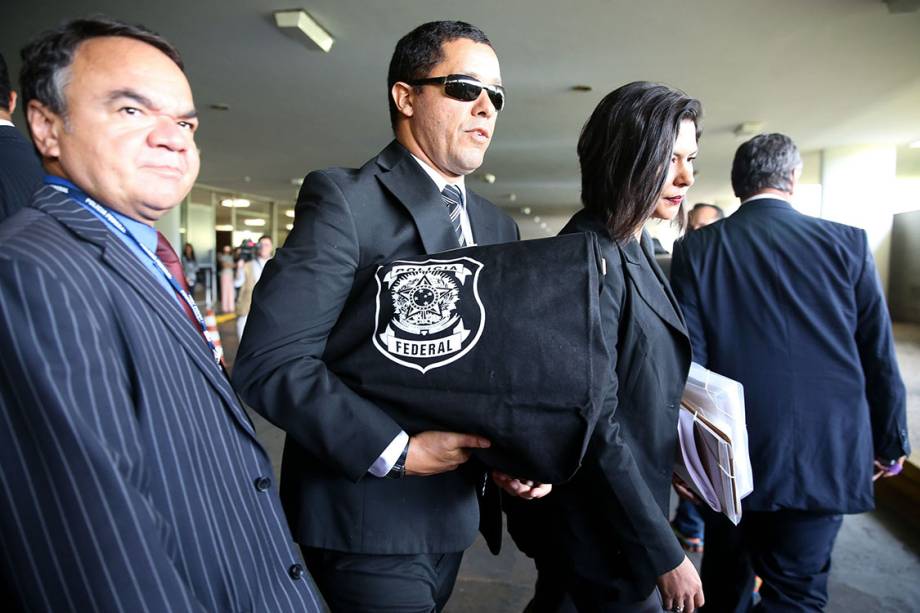 Brasília - Agentes da Polícia Federal deixam o Congresso Nacional carregando malotes com apreensões feitas nos gabinetes dos senadores Aécio Neves e Zezé Perrela, e do deputado Rocha Loures