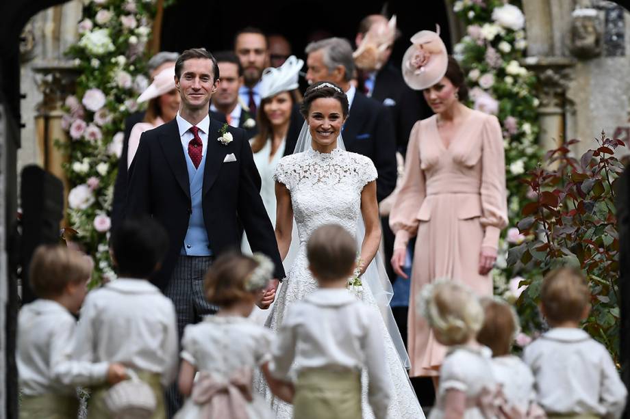 Pippa Middleton e James Matthews deixam a igreja de Saint Marks, onde se casaram