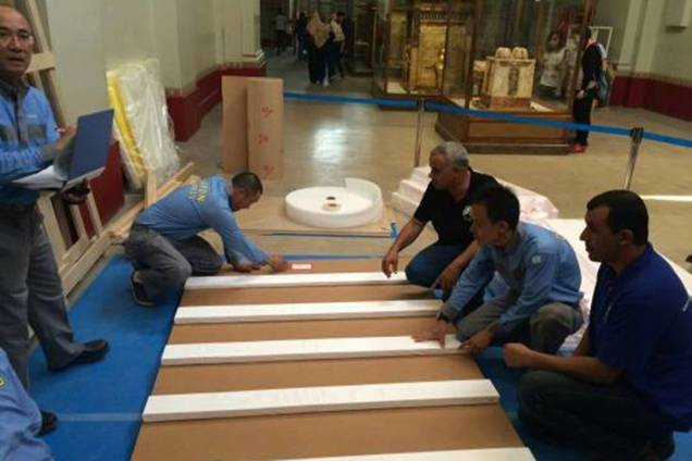 Equipe do Grande Museu Egípcio em Tahrir realiza o transporte de uma cama funerária usada pelo faraó Tutancâmon Equipe do Grande Museu Egípcio em Tahrir realiza o transporte de uma cama funerária usada pelo faraó Tutancâmon