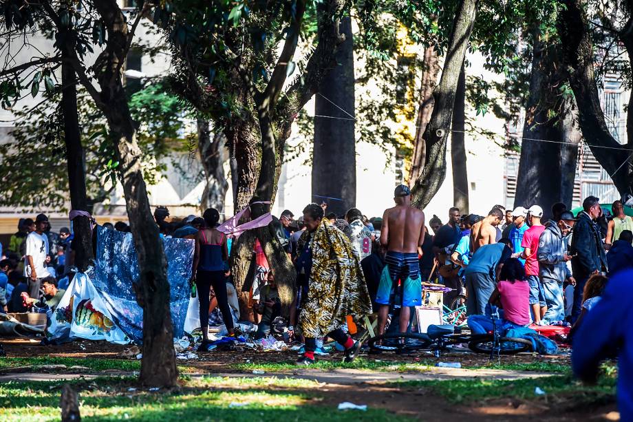 Dependentes químicos ocupam a Praça Princesa Isabel, no bairro da Luz, no centro de São Paulo