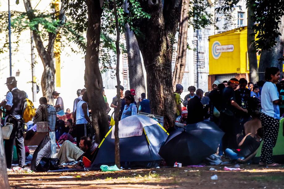 Usuários de crack na praça Princesa Isabel, no centro de São Paulo, que foi tomada por frequentadores da cracolândia