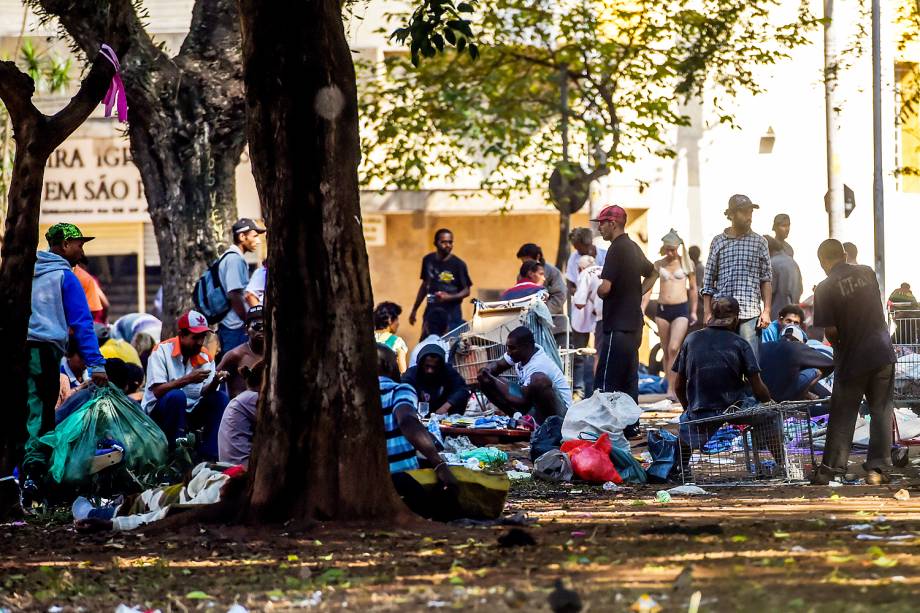 Usuários de crack na praça Princesa Isabel, no centro de São Paulo, que foi tomada por frequentadores da cracolândia