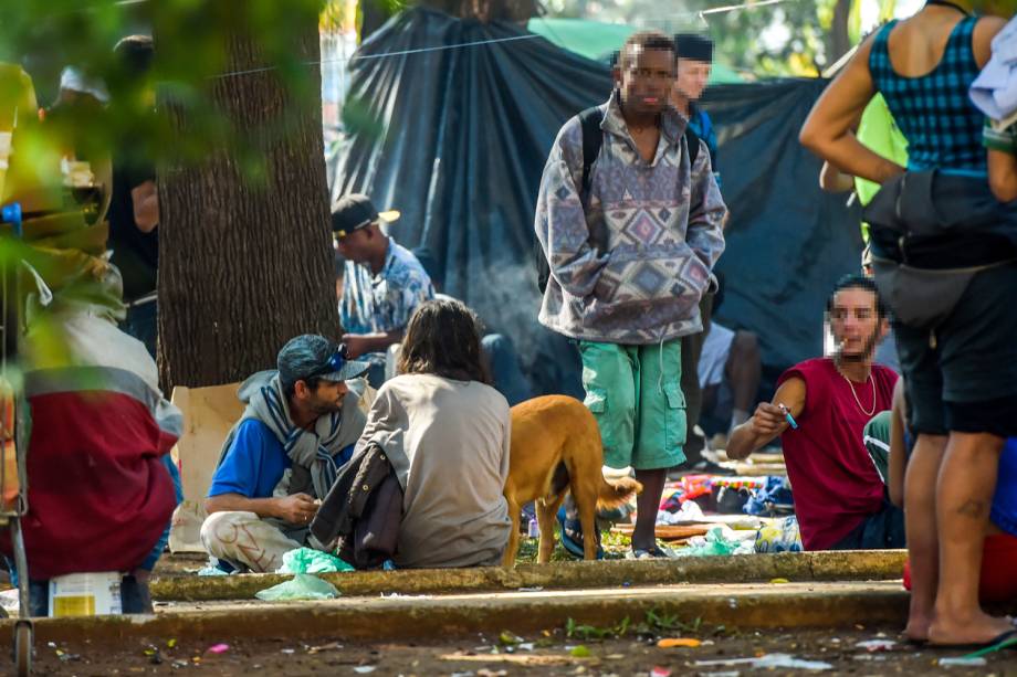 Usuários de crack na praça Princesa Isabel, no centro de São Paulo, que foi tomada por frequentadores da cracolândia