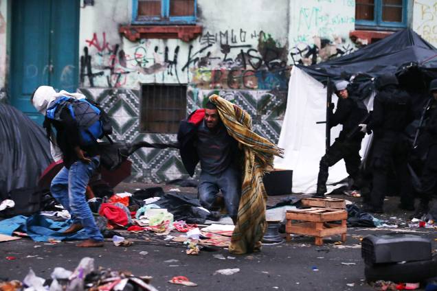 Policiais civis realizam a segurança durante a limpeza das ruas da Cracolândia após a operação que prendeu 36 traficantes que abasteciam e atuavam na área, no centro da capital Policiais civis realizam a segurança durante a limpeza das ruas da Cracolândia após a operação que prendeu 36 traficantes que abasteciam e atuavam na área, no centro da capital