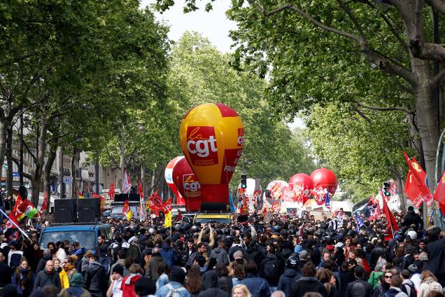 Manifestantes marcham em Paris durante protesto no Dia do Trabalho Manifestantes marcham em Paris durante protesto no Dia do Trabalho