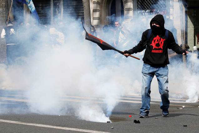 Manifestante durante protesto do Dia do Trabalho em Paris, França Manifestante durante protesto do Dia do Trabalho em Paris, França