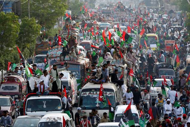 Manifestantes fazem carreata e marcham pelas ruas de Karachi durante protesto do Dia do Trabalho, no Paquistão Manifestantes fazem carreata e marcham pelas ruas de Karachi durante protesto do Dia do Trabalho, no Paquistão