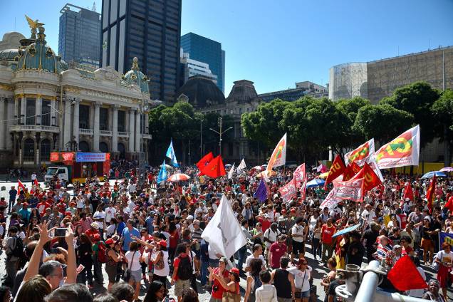 Ato convocado por centrais sindicais reune milhares de manifestantes na Cinelândia, no Rio Ato convocado por centrais sindicais reune milhares de manifestantes na Cinelândia, no Rio