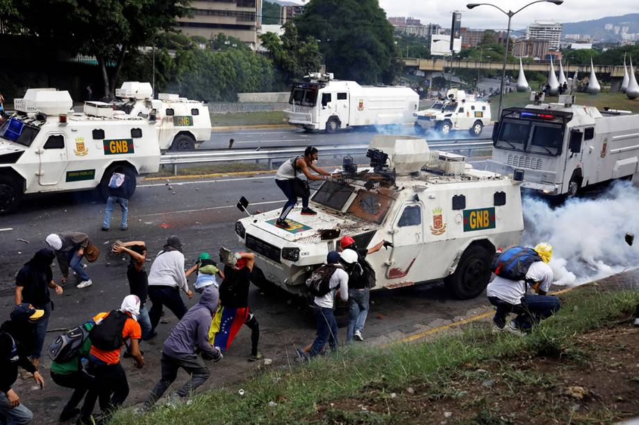 Manifestantes e polícia entram em confronto durante protesto do Dia do Trabalho em Caracas, Venezuela Manifestantes e polícia entram em confronto durante protesto do Dia do Trabalho em Caracas, Venezuela