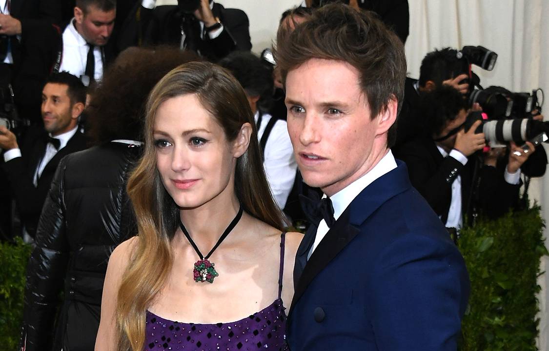 Ator Eddie Redmayne e jornalista Hannah Bagshawe no MET Gata, no Museu Metropolitano de Nova York