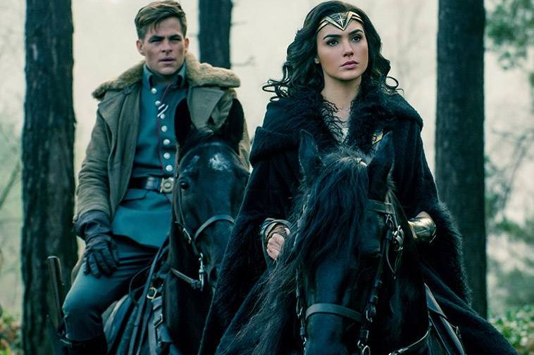 Gal Gadot e Chris Pine em cena do filme 'Mulher Maravilha'