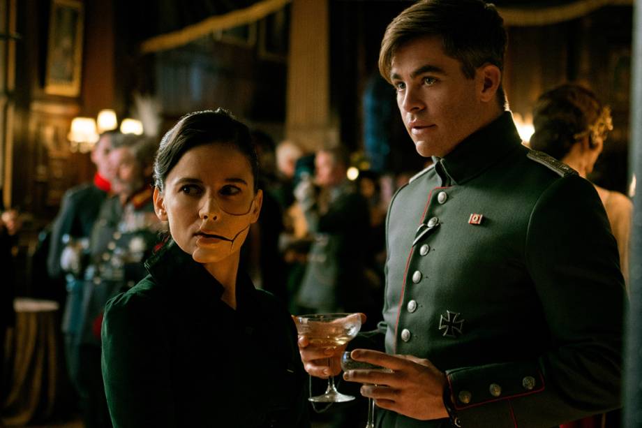 Elena Anaya e Chris Pine em cena do filme 'Mulher Maravilha'