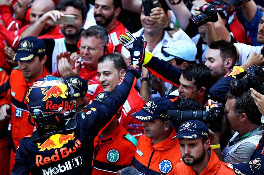 O australiano Daniel Ricciardo comemora a terceira posi&ccedil;&atilde;o no GP de M&ocirc;naco