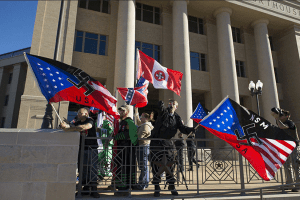 Grupos neonazistas protestam em frente ao Tribunal de Justiça do Texas - 2014