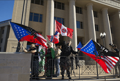 Grupos neonazistas protestam em frente ao Tribunal de Justiça do Texas - 2014