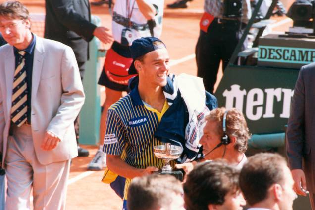 Gustavo Kuerten, celebrando seu primeiro título de Roland Garros Gustavo Kuerten, celebrando seu primeiro título de Roland Garros