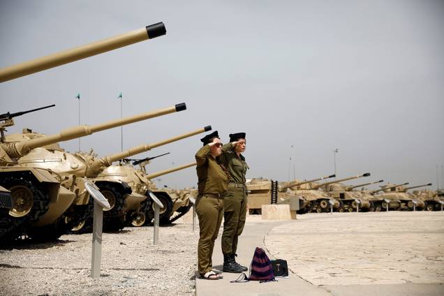 Soldados israelenses fazem dois minutos de silêncio em homenagem aos soldados mortos, em Israel Soldados israelenses fazem dois minutos de silêncio em homenagem aos soldados mortos, em Israel