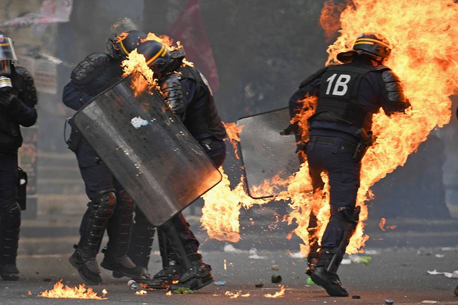 Manifestantes e policiais entram em confronto durante protestos do Dia do Trabalho em Paris, França Manifestantes e policiais entram em confronto durante protestos do Dia do Trabalho em Paris, França