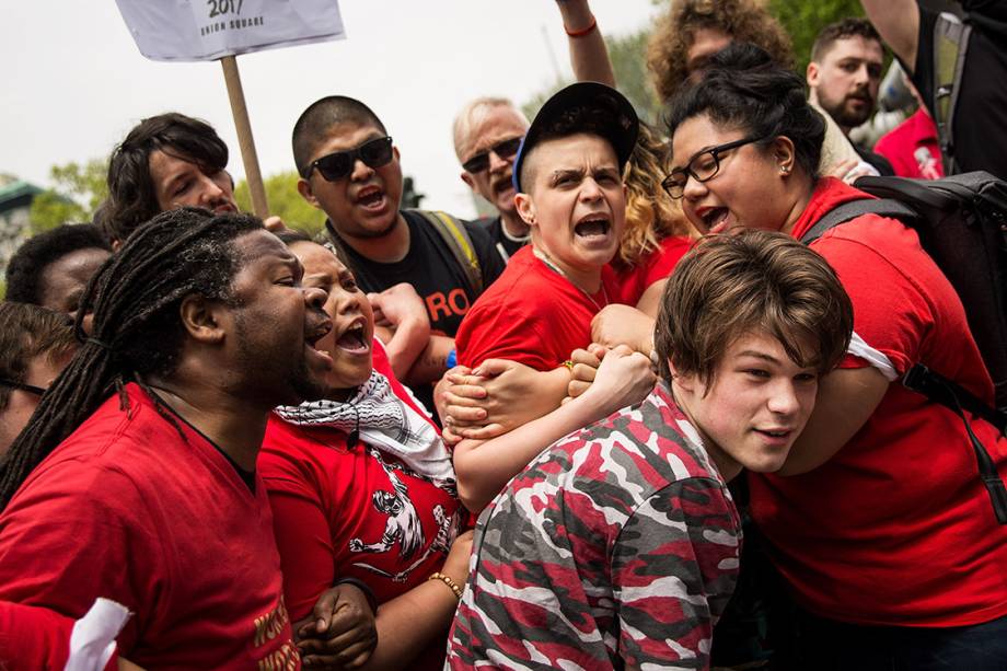 Manifestantes tentam retirar homem que, segundo eles, fez comentários racistas durante protesto do Dia do Trabalho na Union Square, em Nova York Manifestantes tentam retirar homem que, segundo eles, fez comentários racistas durante protesto do Dia do Trabalho na Union Square, em Nova York