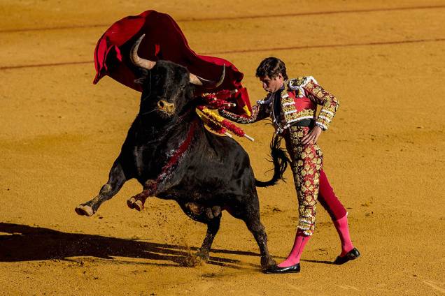 O toureiro Julian Lopez, conhecido como 'El Juli', se apresenta no segundo dia da Feira de Sevilha, Espanha O toureiro Julian Lopez, conhecido como 'El Juli', se apresenta no segundo dia da Feira de Sevilha, Espanha