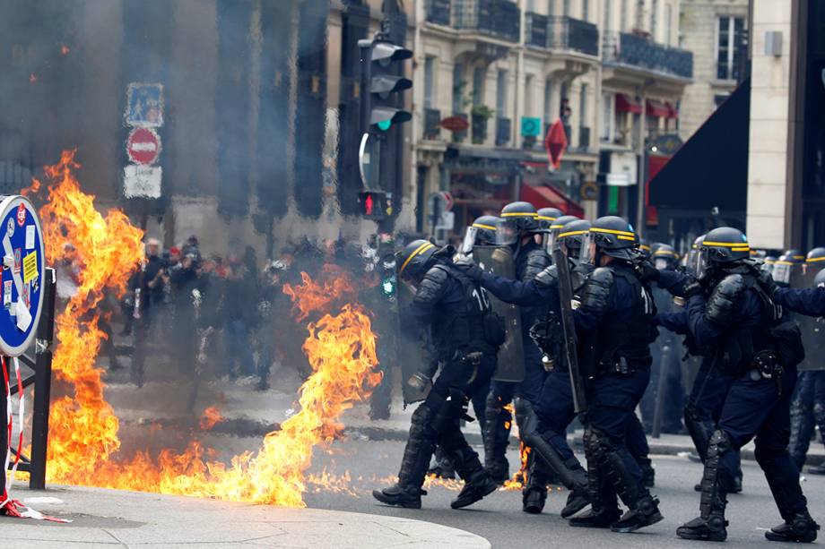 Polícia entra em confronto com manifestantes durante protesto do Dia do Trabalho, na França Polícia entra em confronto com manifestantes durante protesto do Dia do Trabalho, na França