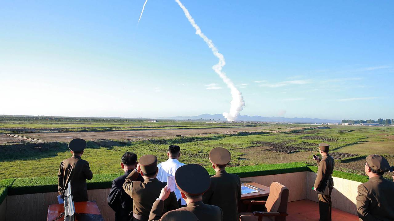 Coreia do Norte: Kim Jong-un observa teste de defesa antiaérea