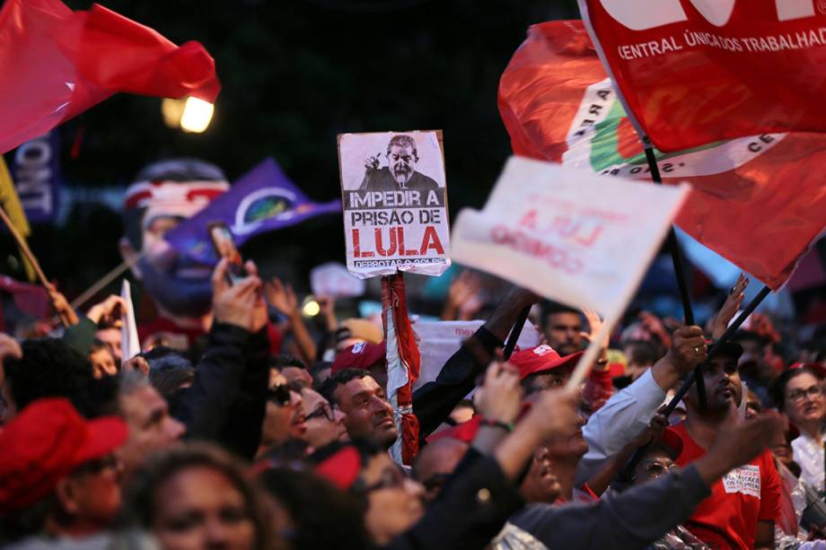 Militantes e apoiadores de Lula nos arredores da Justiça Federal em Curitiba - 10/05/2017