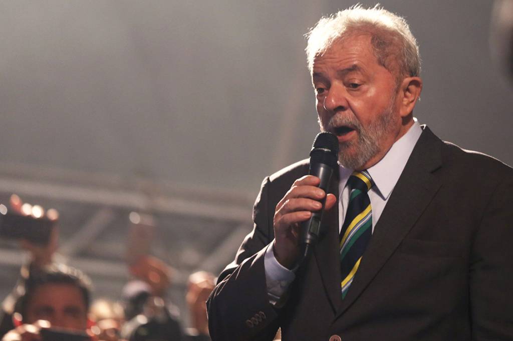 O ex-presidente Lula faz discurso na pra&ccedil;a Santos Andrade, que re&uacute;ne militantes favor&aacute;veis a ele, no centro de Curitiba