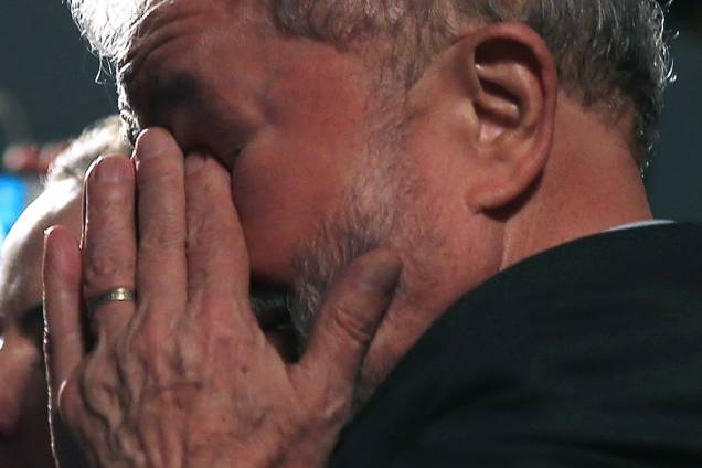 O ex-presidente Lula faz discurso na praça Santos Andrade, que reúne militantes favoráveis a ele, no centro de Curitiba O ex-presidente Lula faz discurso na praça Santos Andrade, que reúne militantes favoráveis a ele, no centro de Curitiba