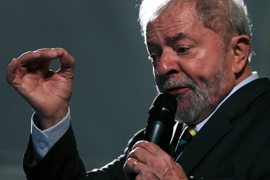 O ex-presidente Lula faz discurso na praça Santos Andrade, que reúne militantes favoráveis a ele, no centro de Curitiba