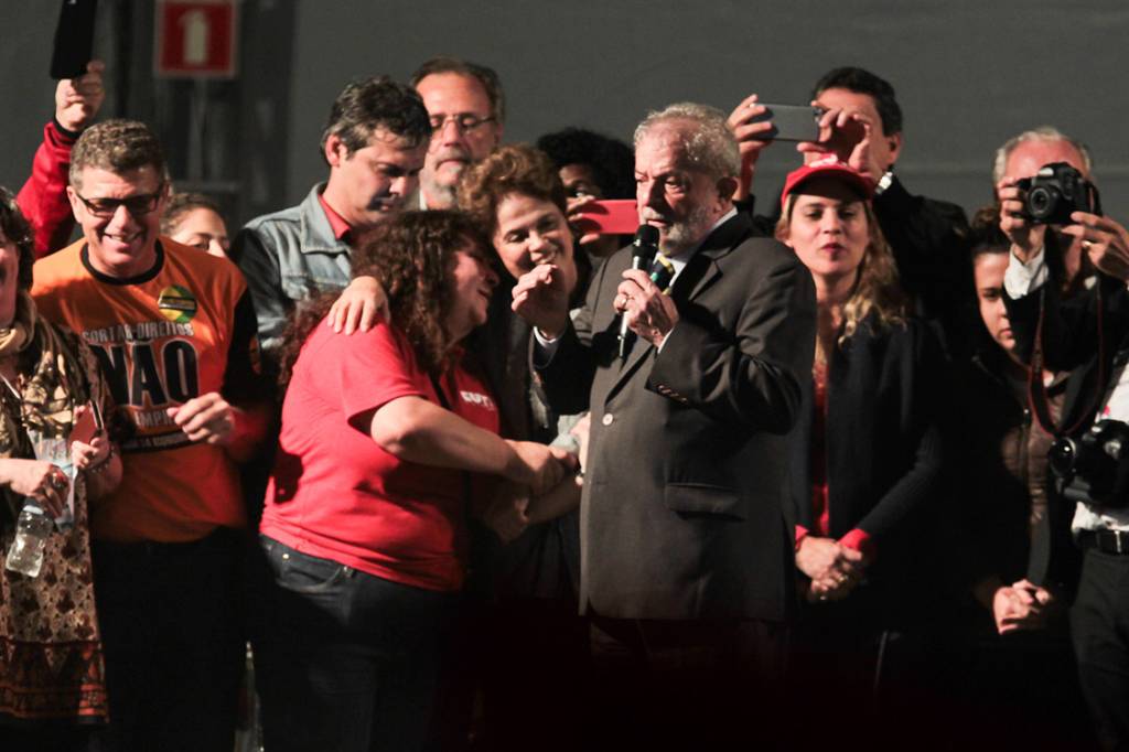 Lula e Dilma falam para 50 mil pessoas ap&oacute;s o Ex presidente ter sido ouvido pelo juiz Sergio Moro na tarde desta quarta-feira (10)