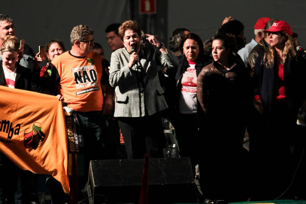 Lula e Dilma falam para 50 mil pessoas ap&oacute;s depoimento dp ex-presidente ao juiz Sergio Moro na tarde desta quarta-feira (10)