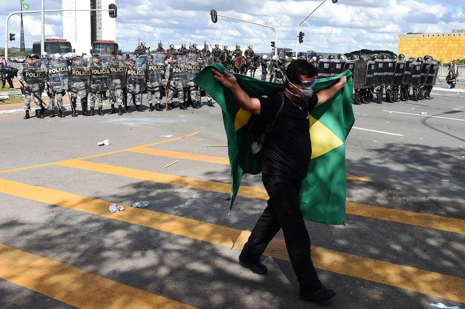 Manifestantes de centrais sindicais e movimentos sociais realizam marcha, chamada de "Ocupa Brasília", na capital federal - 24/05/2017