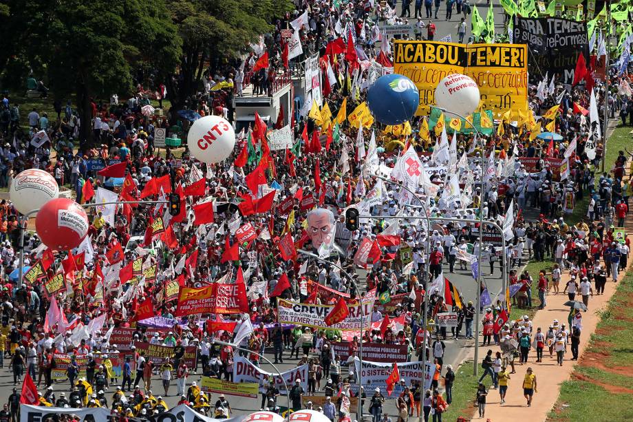 Manifestantes de centrais sindicais e movimentos sociais realizam marcha, chamada de "Ocupa Brasília", na capital federal - 24/05/2017