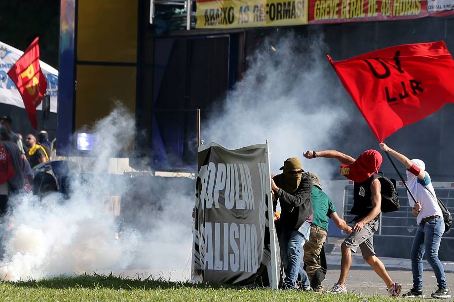 Tumulto entre policiais e manifestantes durante ato convocado pela Central Única dos Trabalhadores (CUT), a Força Sindical e outros sindicatos de várias partes do Brasil - 24/05/2017