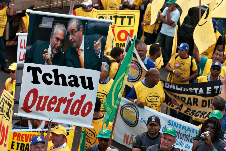 Manifestantes de centrais sindicais e movimentos sociais se concentram para marcha, chamada de "Ocupa Brasília" - 24/05/2017