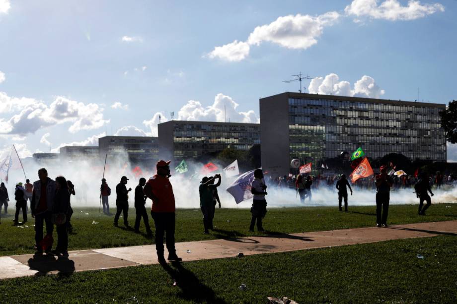 Manifestantes entram em confronto com a polícia durante protesto que pede a saída do presidente Michel Temer em Brasília (DF) - 24/05/2017