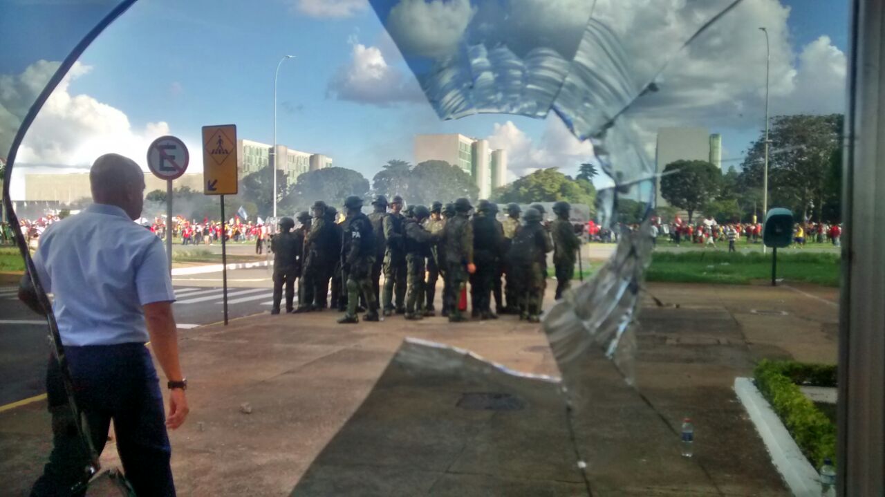 minist&eacute;rio da defesa depredado