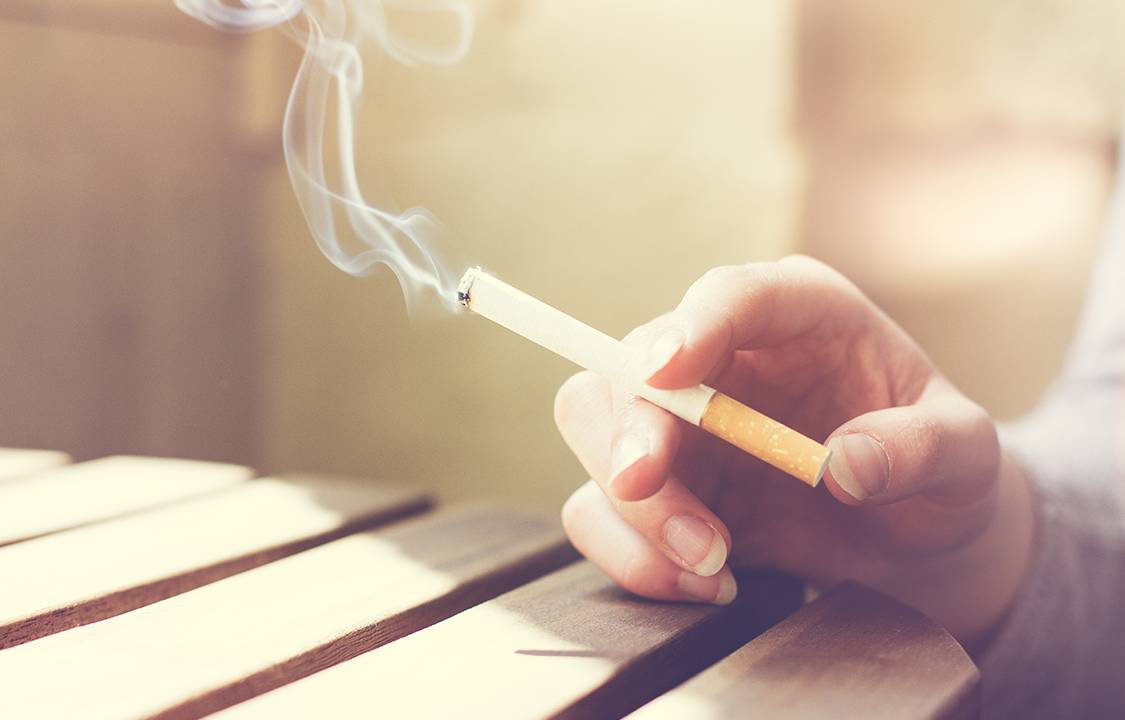 Mulher fumando cigarro