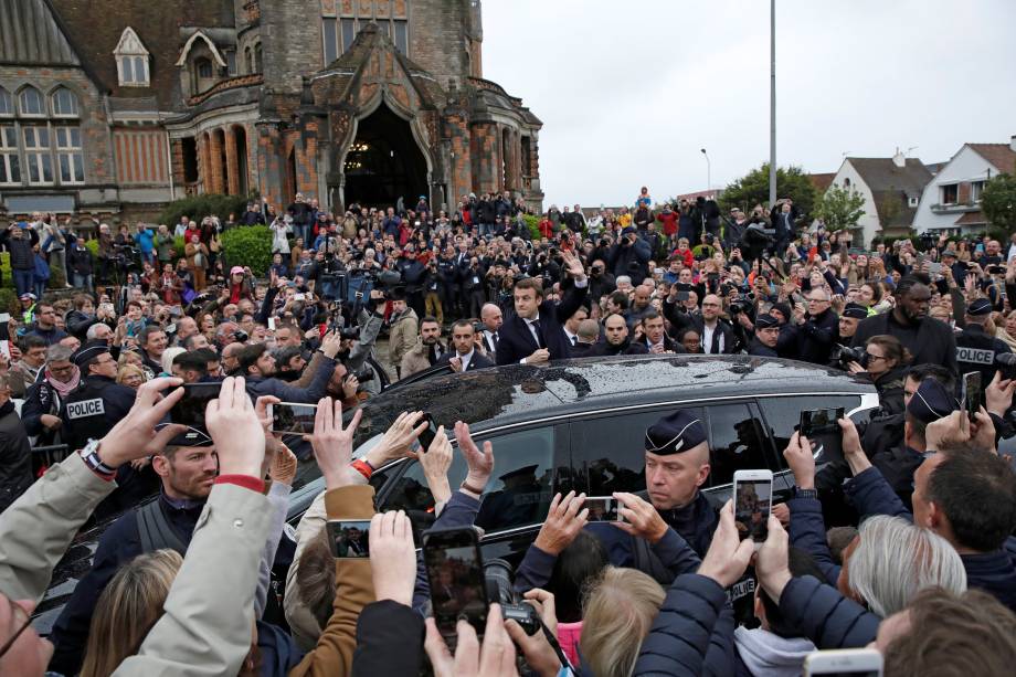 Candidato Emmanuel Macron, líder do movimento En Marche! Cumprimenta apoiadores enquanto deixa uma assembleia de voto durante o segundo turno da eleição presidencial, em Le Touquet, na França - 07/05/2017