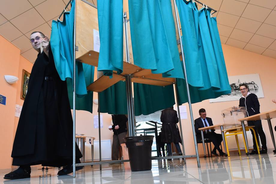 Monge beneditino registra seu voto durante o segundo turno da eleição presidencial em Solesmes, noroeste da França - 07/05/2017