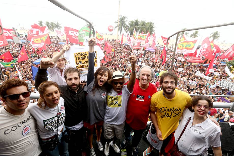 Os atores Daniel Oliveira, Sophie Charlotte, Gregorio Duvivier, Maria Casadevall, Antonio Pitanga, Cristina Pereira, entre outros, participam de protesto contra o presidente Michel Temer e por eleições diretas, em Copacabana