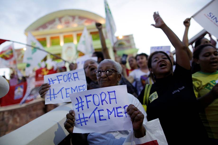 Um grupo de manifestantes realiza um ato contra o presidente Michel Temer, em Manaus - 18/05/2017