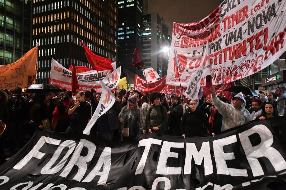 Manifestantes protestam em frente ao Masp, na av. Paulista, região central de São Paulo, contra o governo de Michel Temer (PMDB) - 18/05/2017