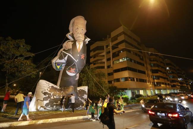 Manifestantes protestam em Brasília contra libertação de José Dirceu